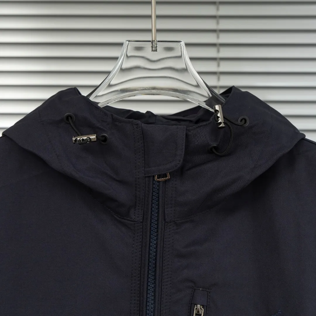 P520 top version (different currencies) You can scan the QR code to enter the official website. Style: Ralph Lauren POLO Ralph Lauren original molded small label embroidery outdoor old money style waterproof jacket. Color: Picture color Size: S-XL Fabric: Woven Accessories: Full set of customized accessories No gender distinction, same style for men and women